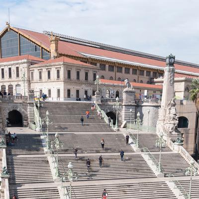 Location de voiture à Marseille Gare Saint-Charles : la solution idéale pour touristes et professionnels
