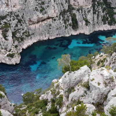 Explorer les Calanques autrement, l’expérience unique de la location de bateau à Marseille