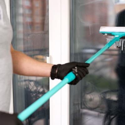 Lavage de vitres : pourquoi faire appel à un spécialiste à Marseille pour des surfaces impeccables ?